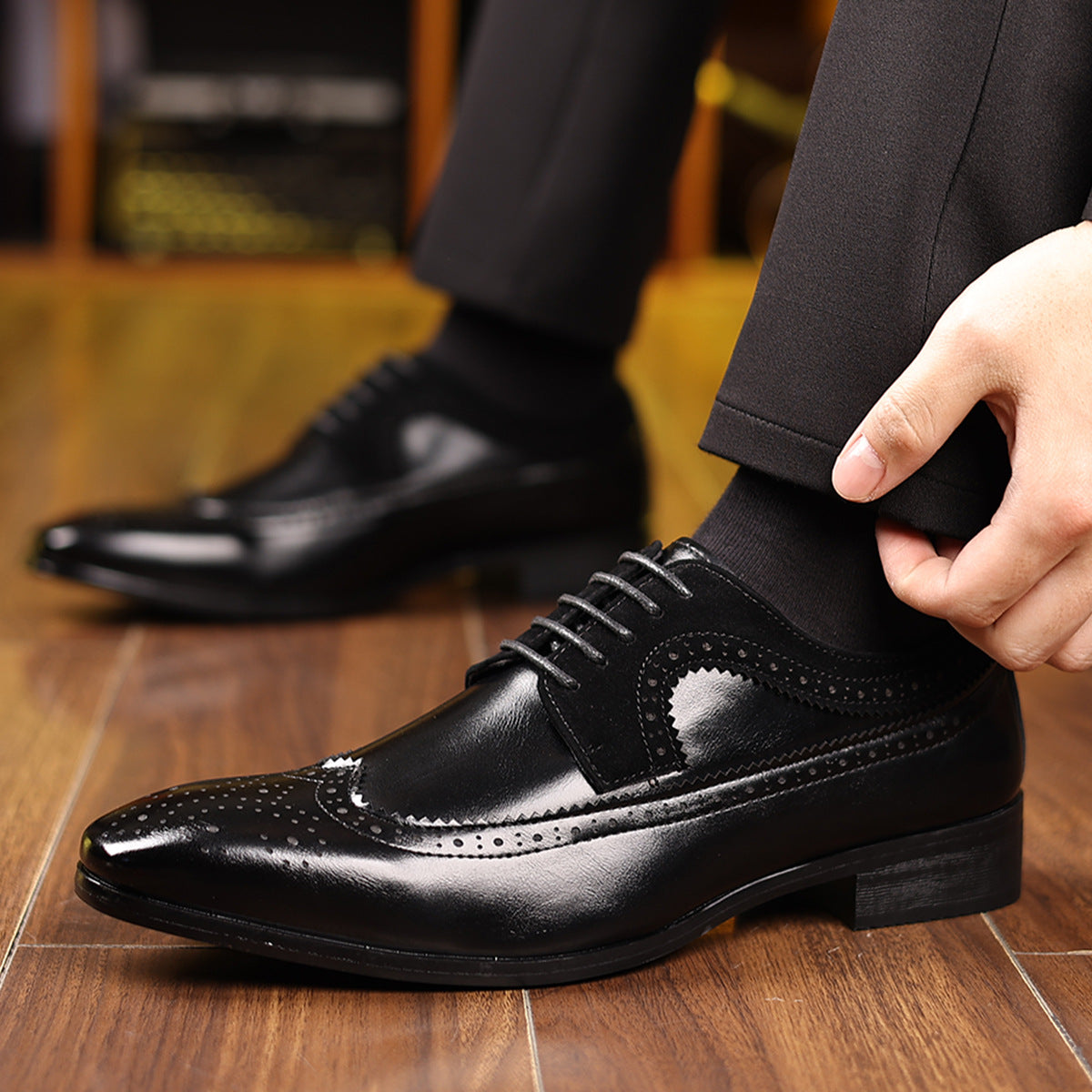 Men's two-tone brogue Oxford shoes with wingtip design, featuring formal elegance in classic style from LAKD.